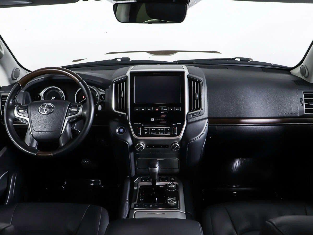 Toyota Land Cruiser 2018, белый