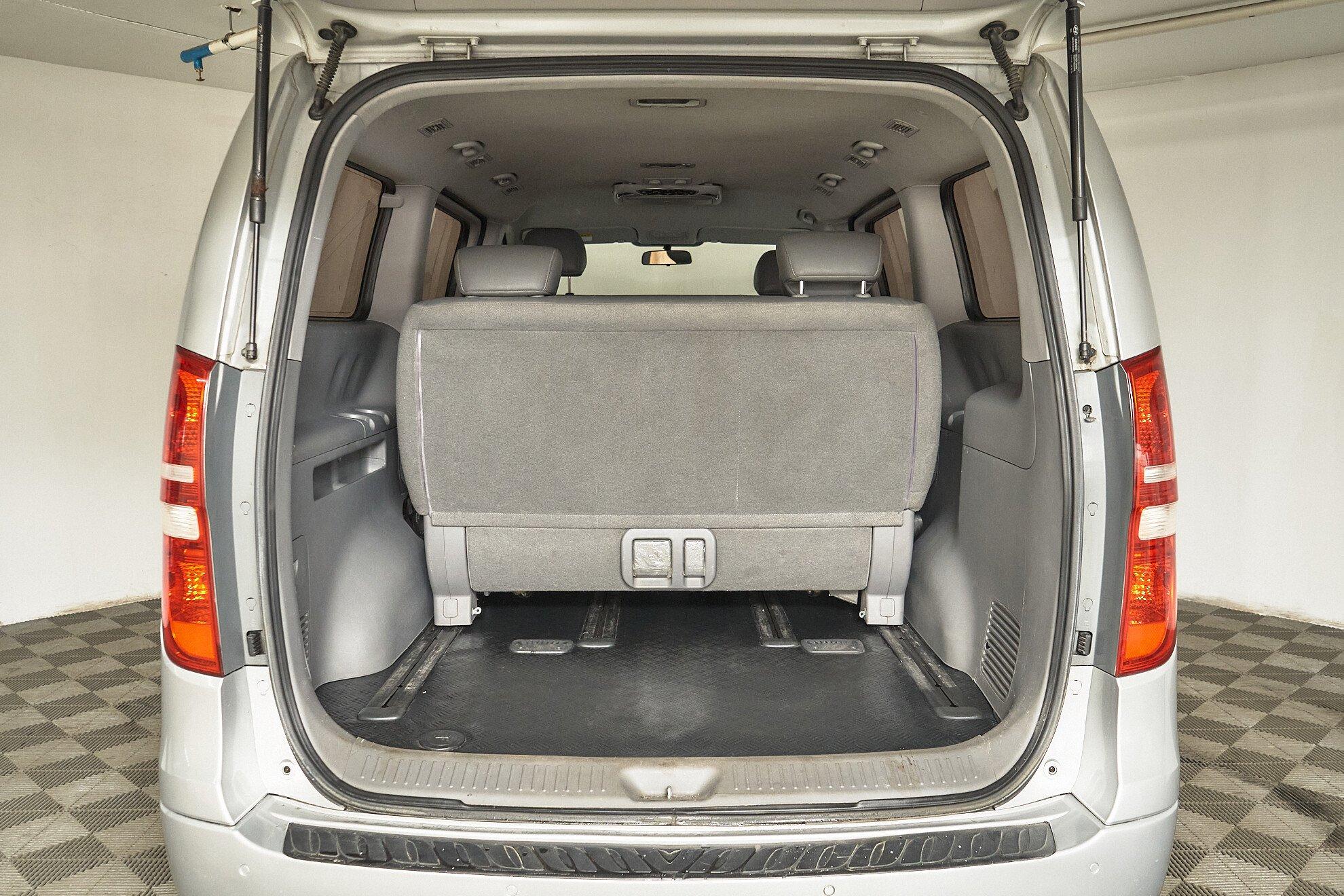 Hyundai Grand Starex 2012, серебряный