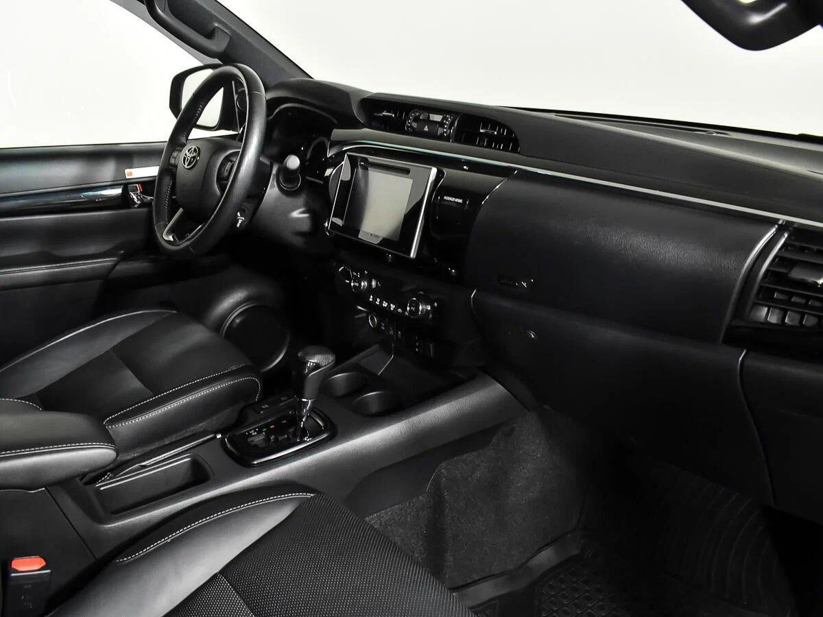 Toyota Hilux 2019, черный