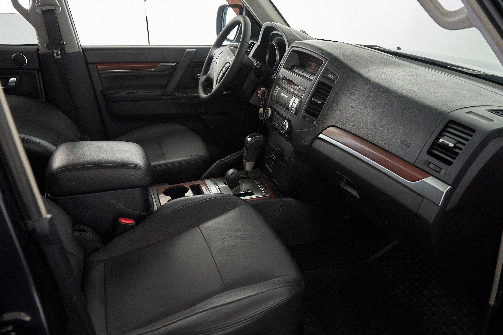 Mitsubishi Pajero 2007, черный