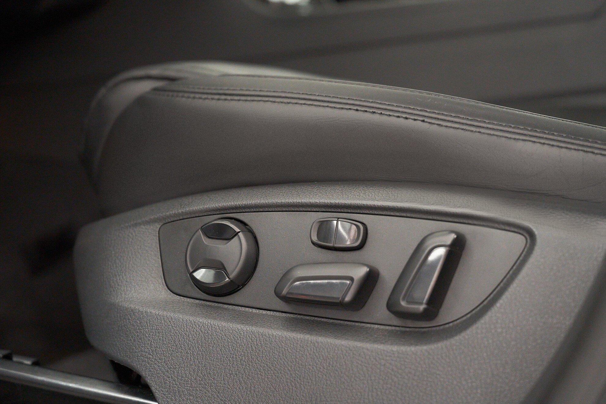 Volkswagen Touareg 2011, серебряный