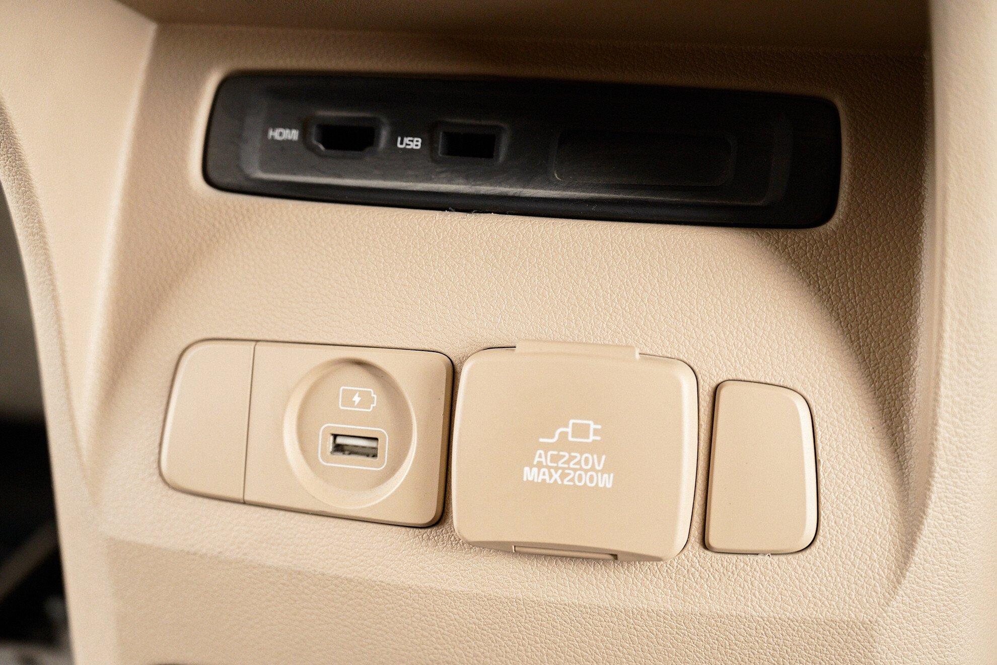 Kia Carnival 2016, черный