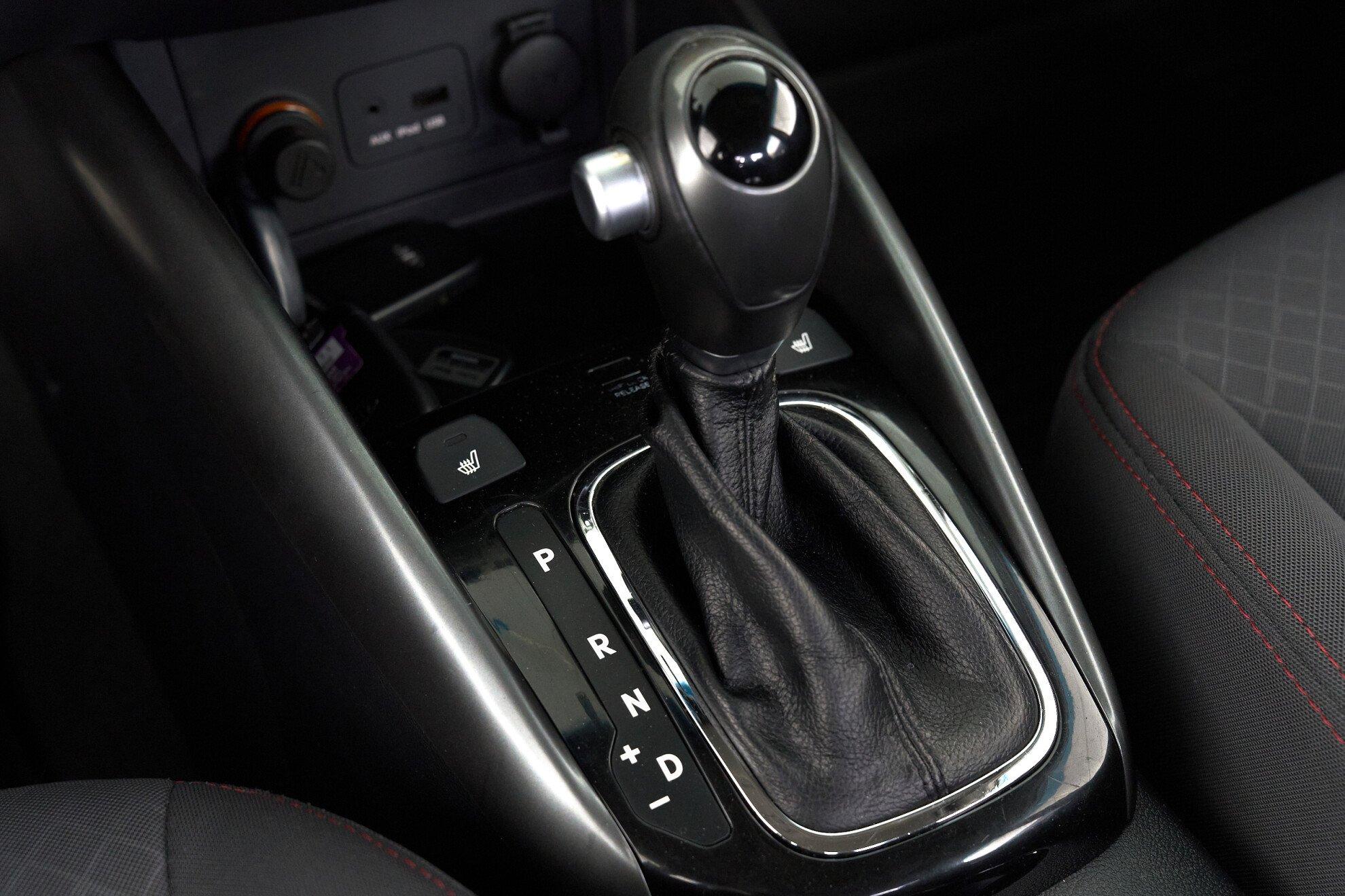 Kia Cerato 2011, красный