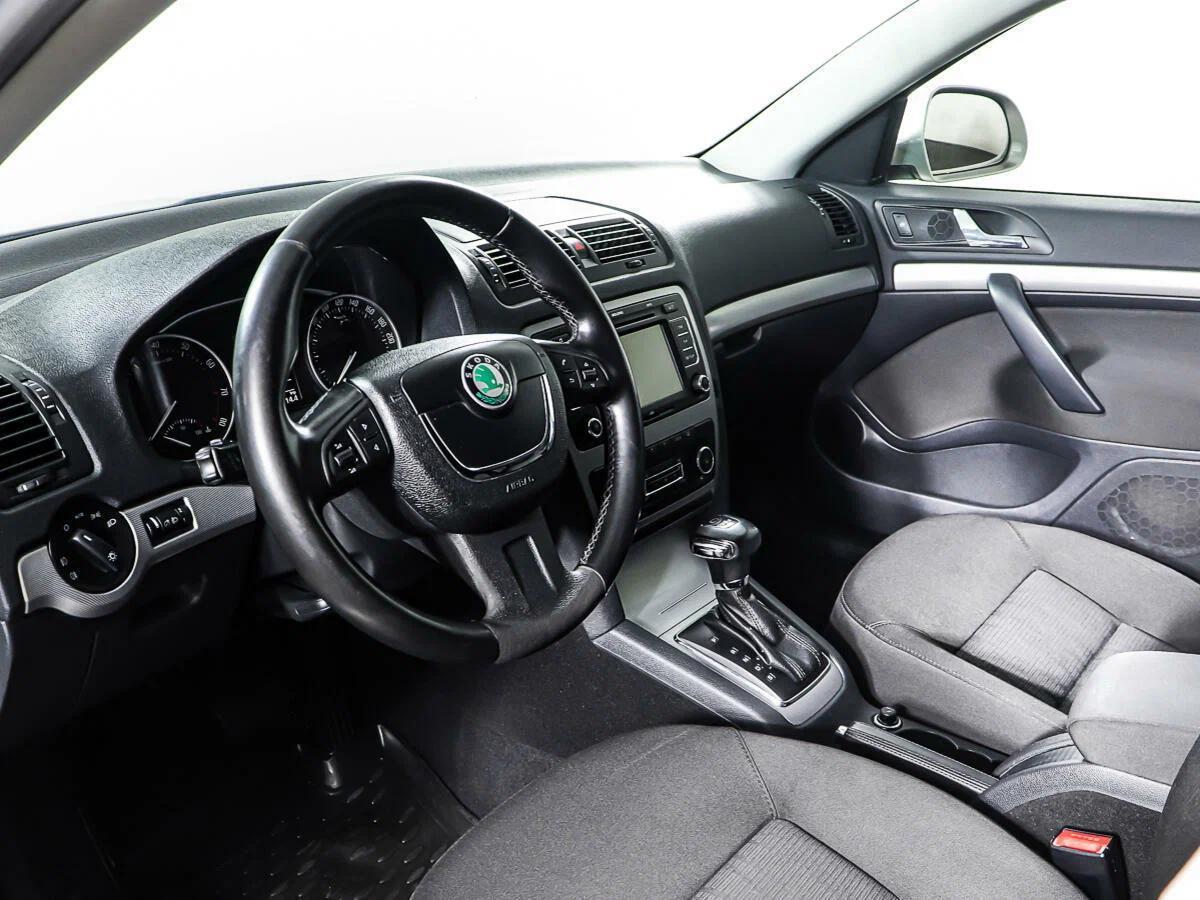 Skoda Octavia 2012, серебряный