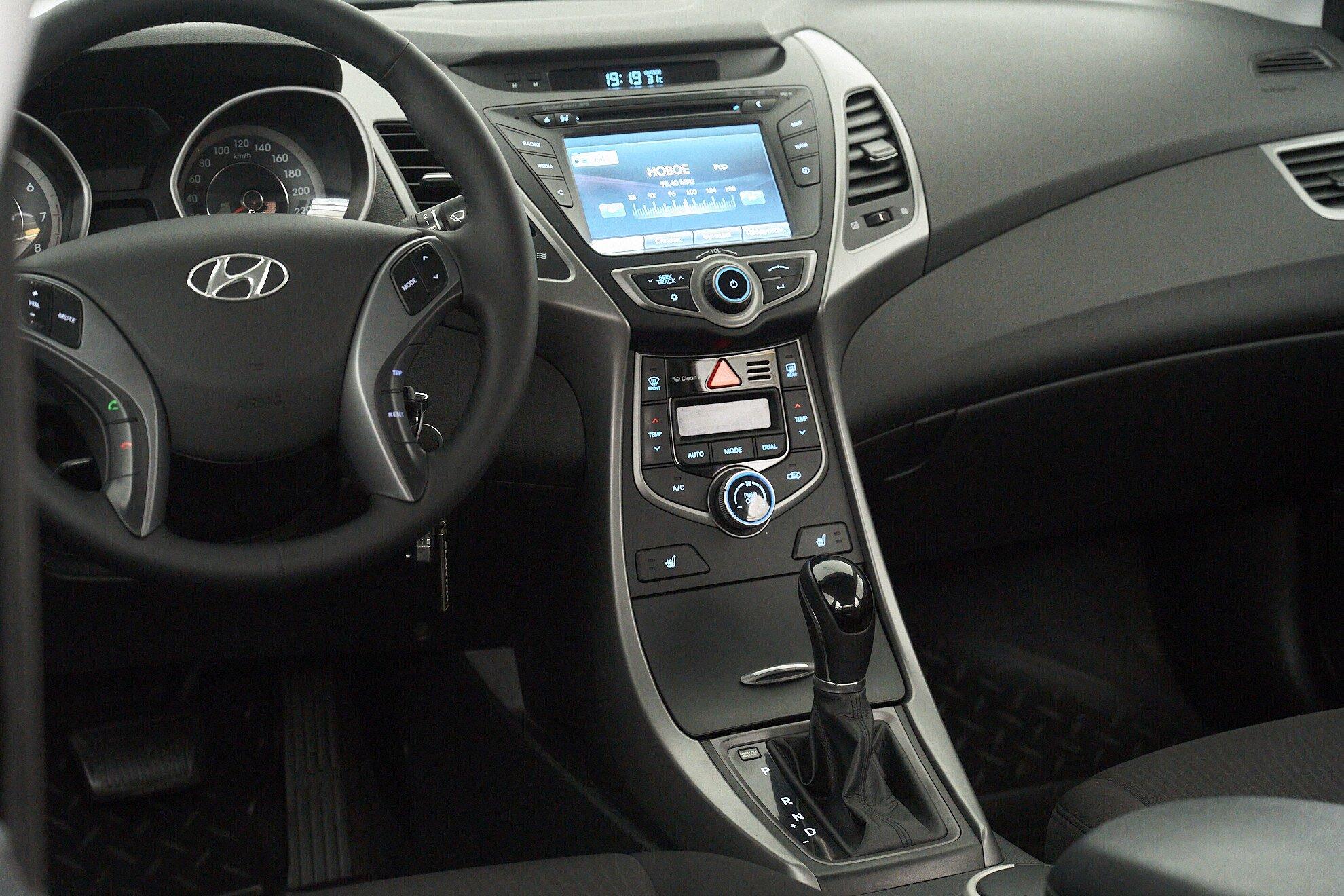 Hyundai Elantra 2015, серебряный