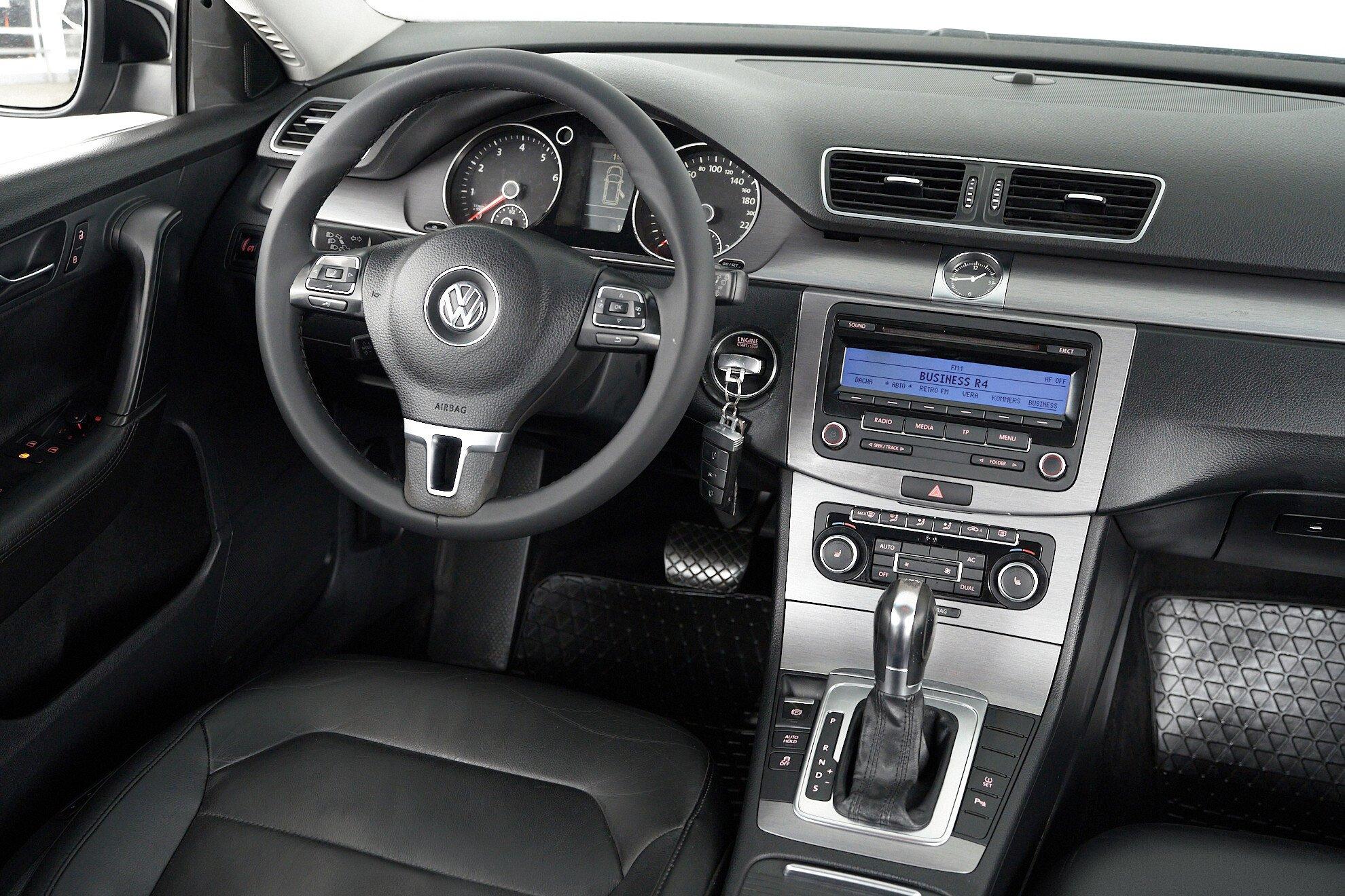 Volkswagen Passat 2011, черный
