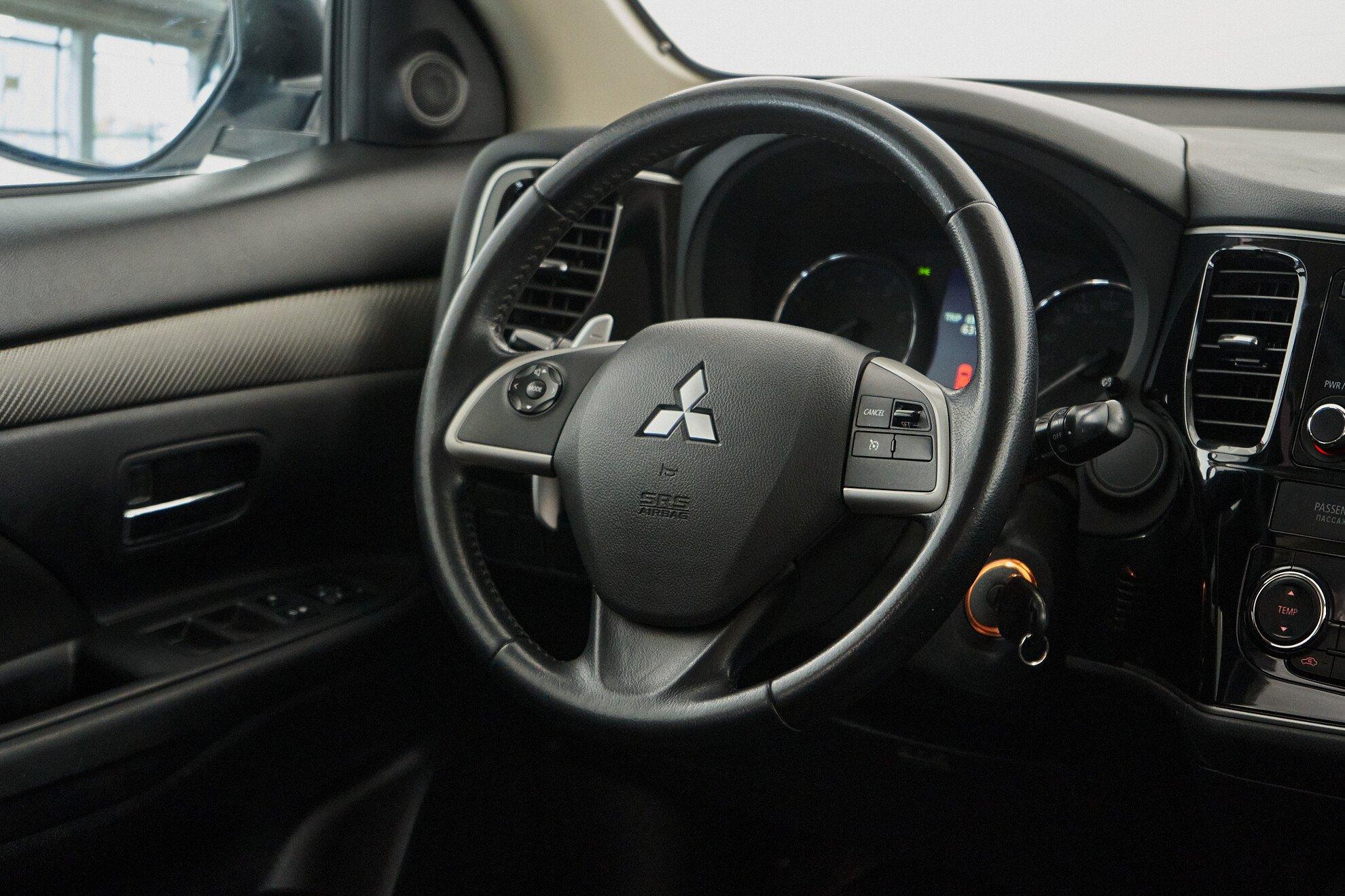 Mitsubishi Outlander 2013, белый