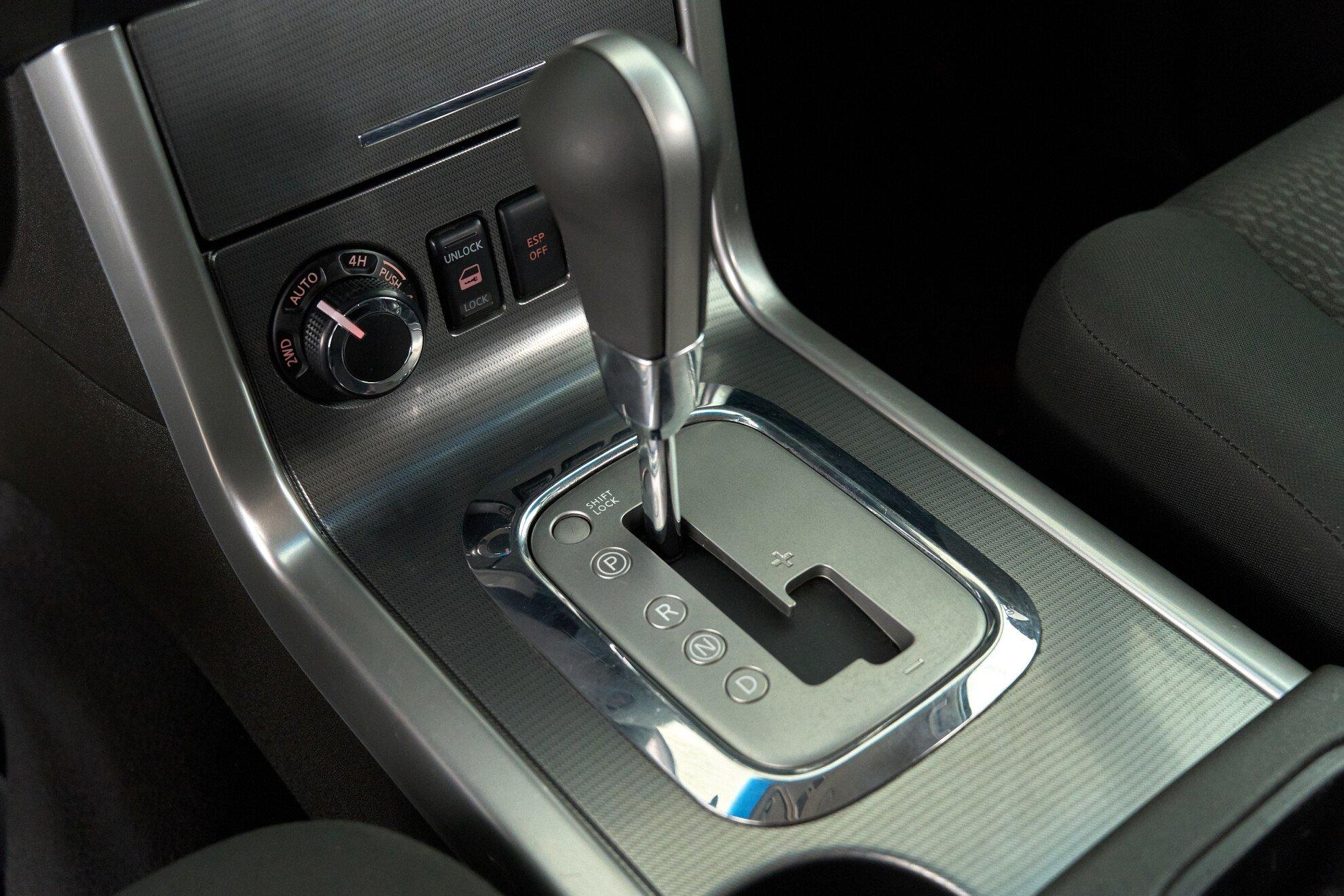 Nissan Pathfinder 2011, белый