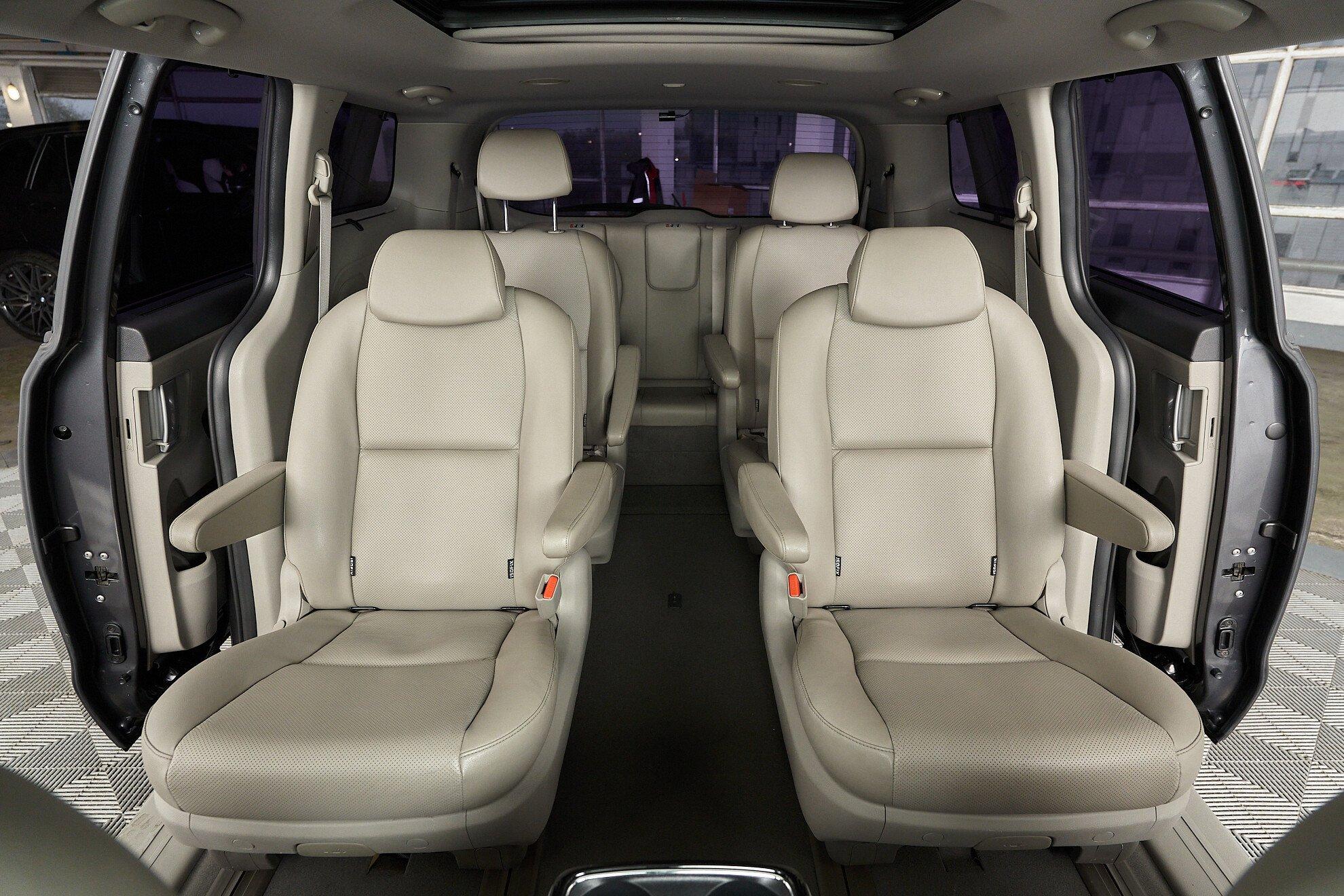 Kia Carnival 2017, серый