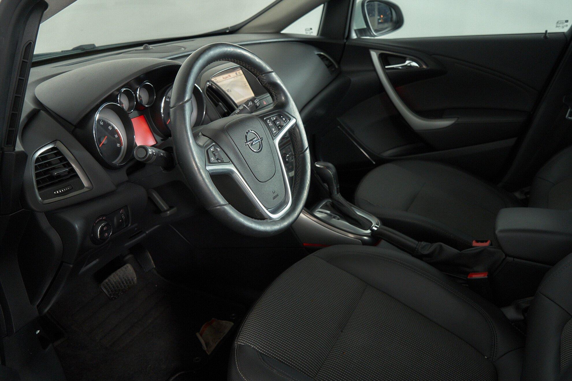 Opel Astra 2011, белый
