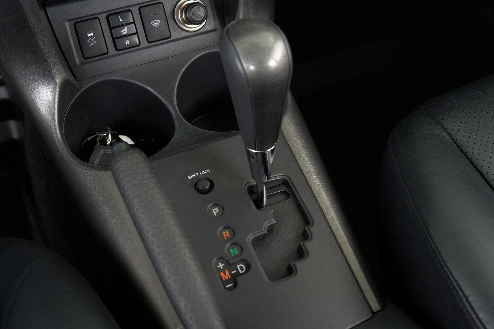 Toyota RAV4 2011, белый