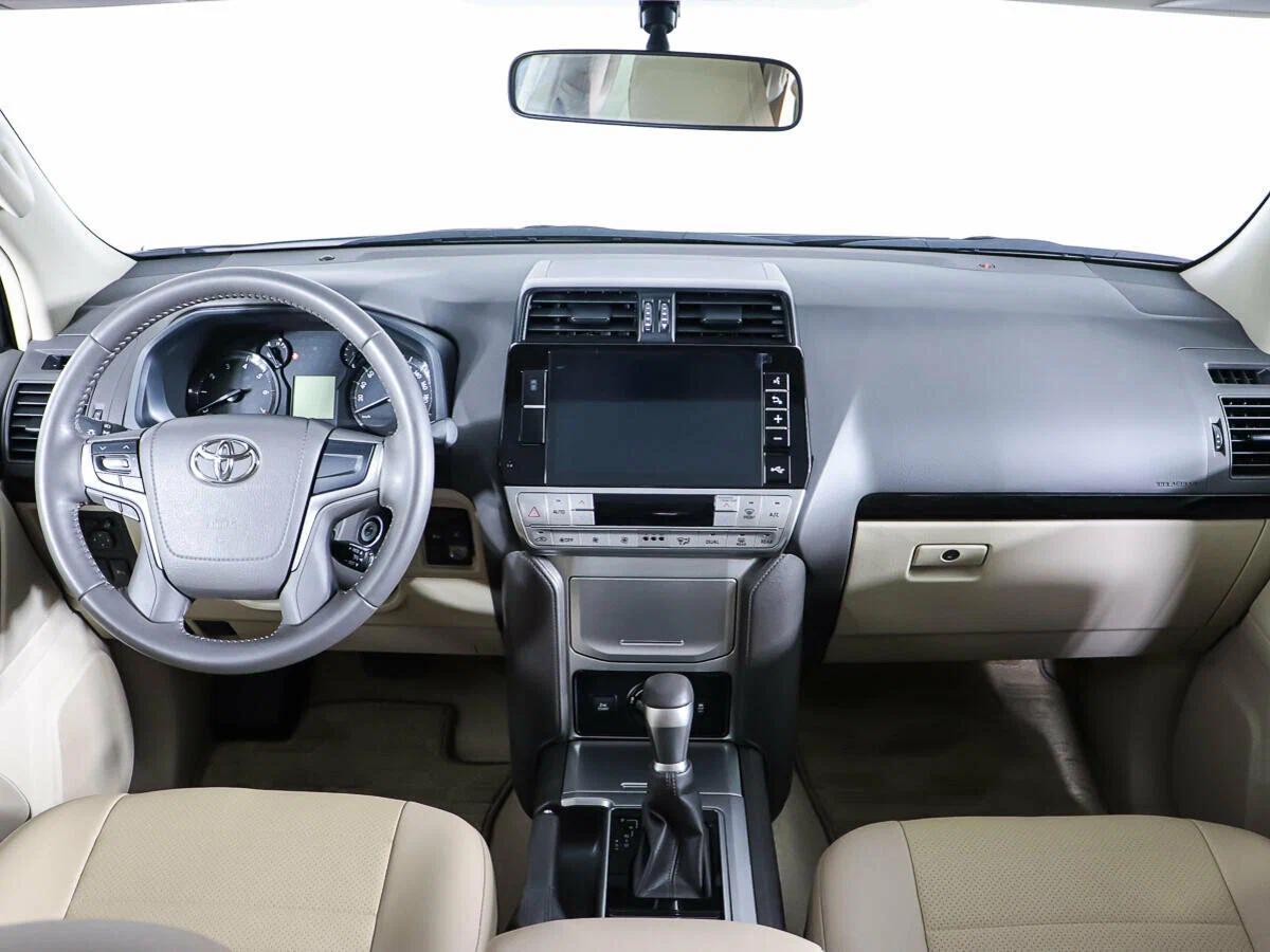 Toyota Land Cruiser Prado 2022, белый