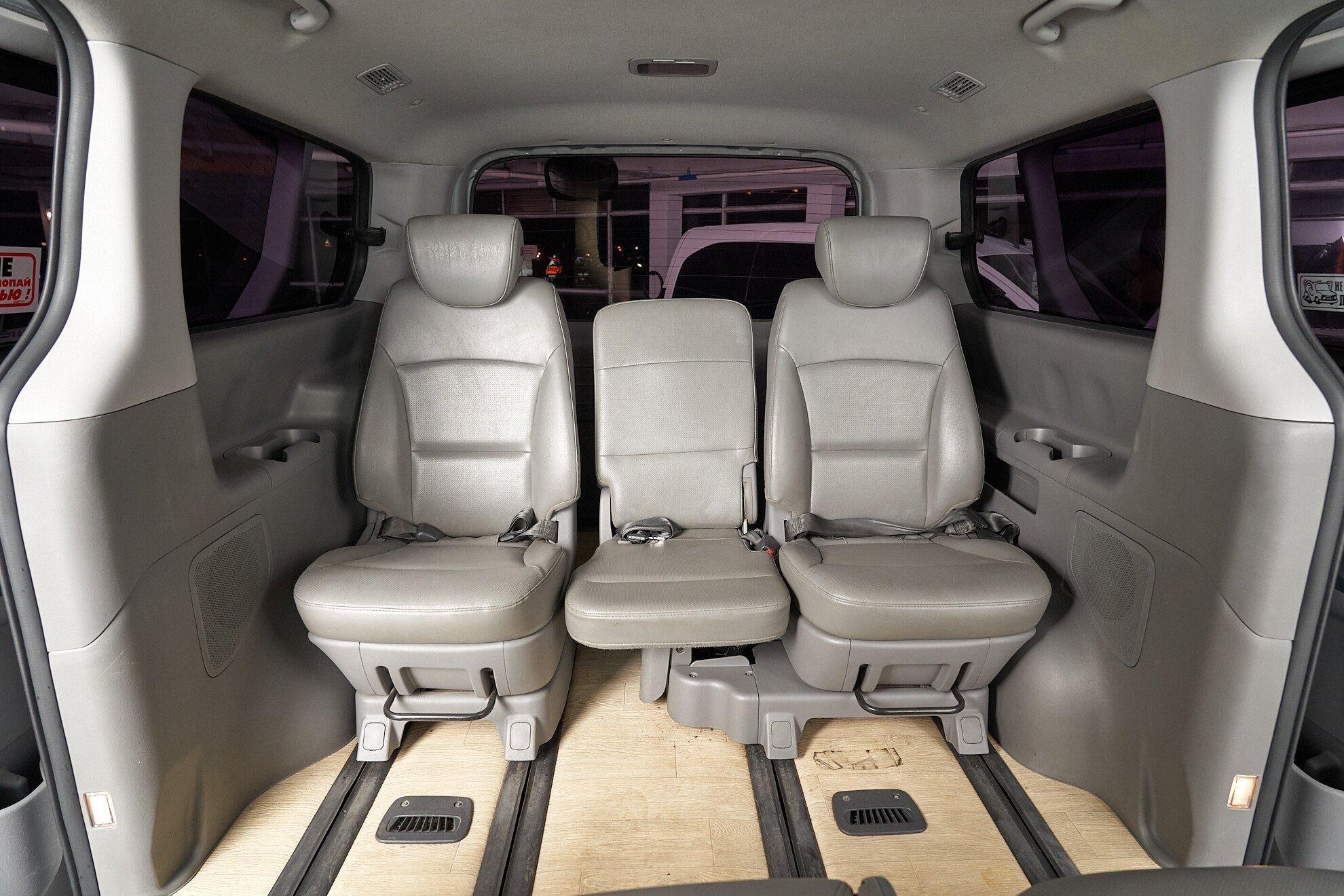 Hyundai Grand Starex 2016, серебряный