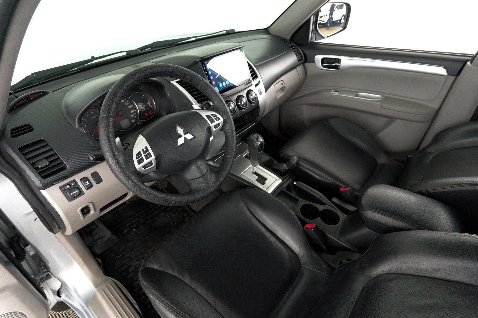 Mitsubishi Pajero Sport 2010, серебряный