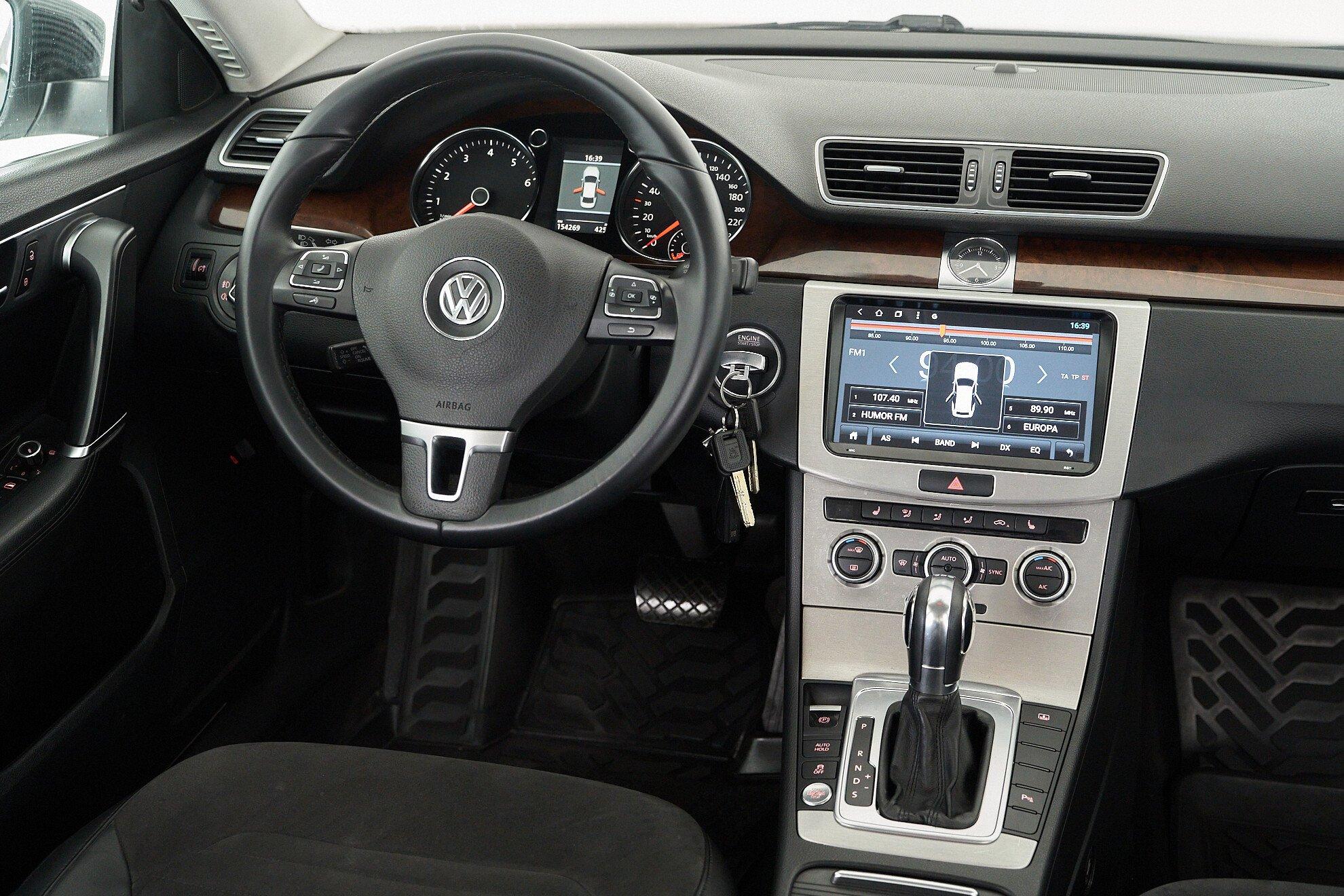 Volkswagen Passat 2012, белый