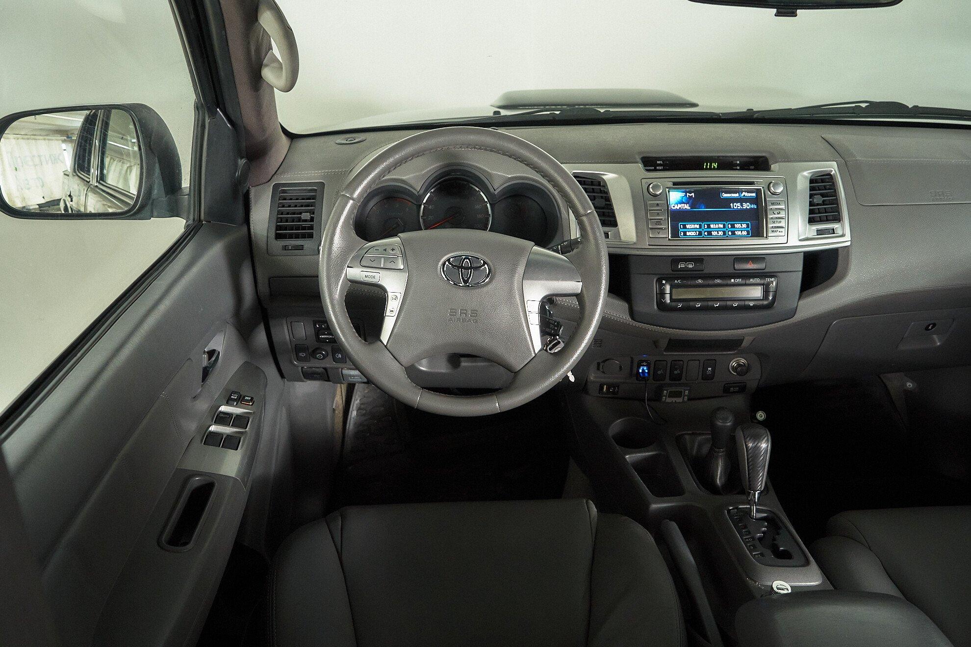 Toyota Hilux 2013, черный