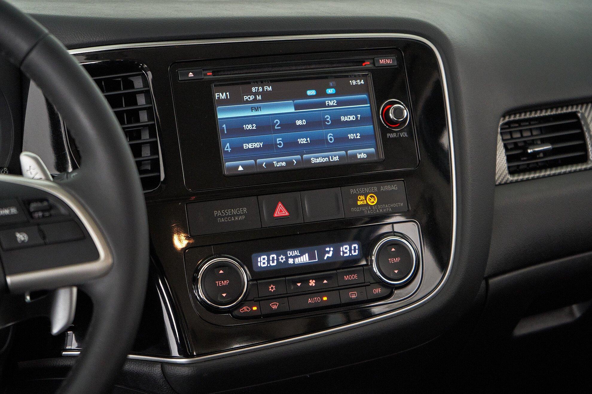 Mitsubishi Outlander 2013, белый