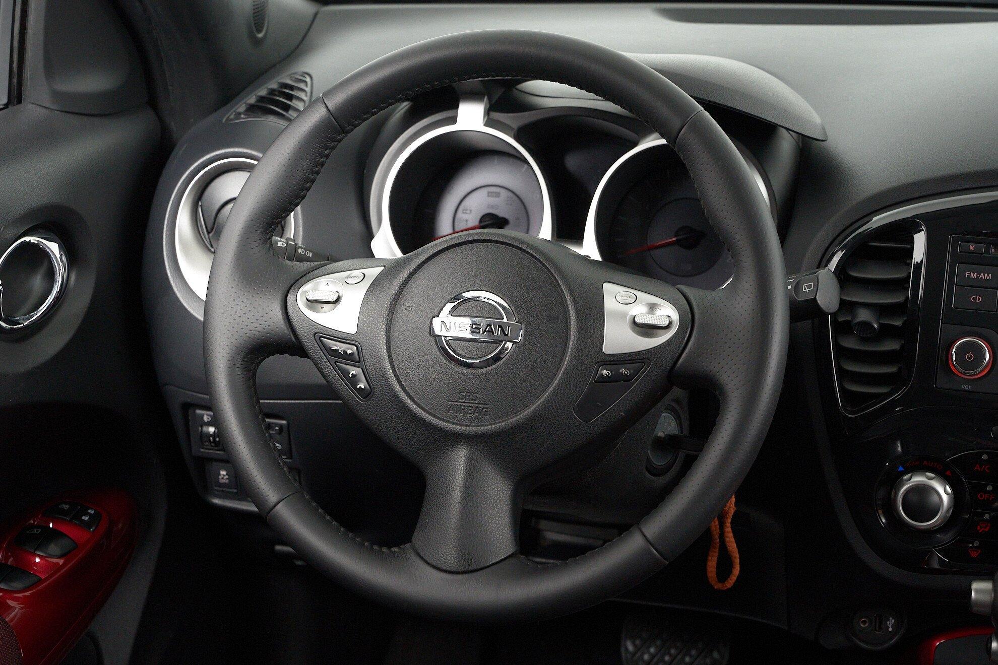 Nissan Juke 2011, красный