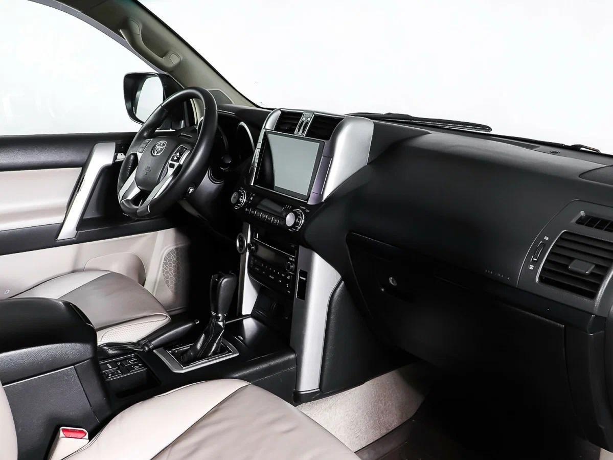 Toyota Land Cruiser Prado 2010, белый