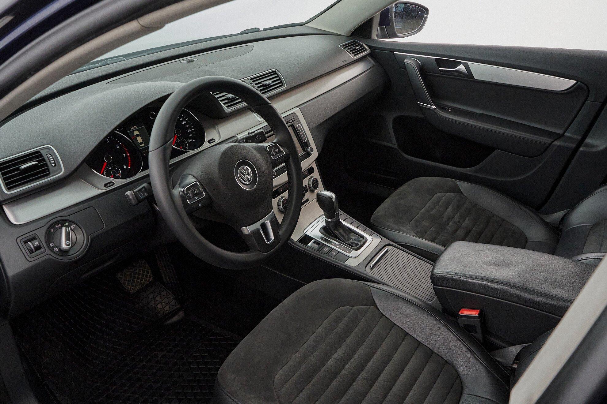Volkswagen Passat 2012, синий