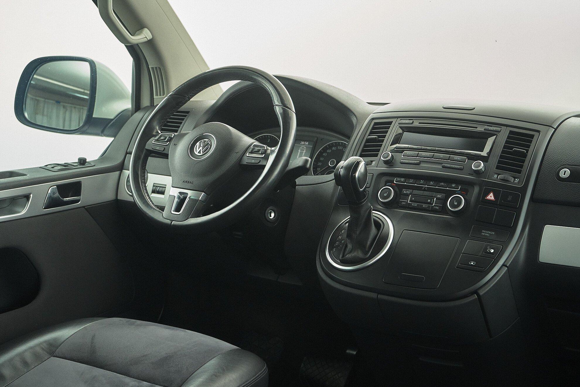 Volkswagen Multivan 2013, белый