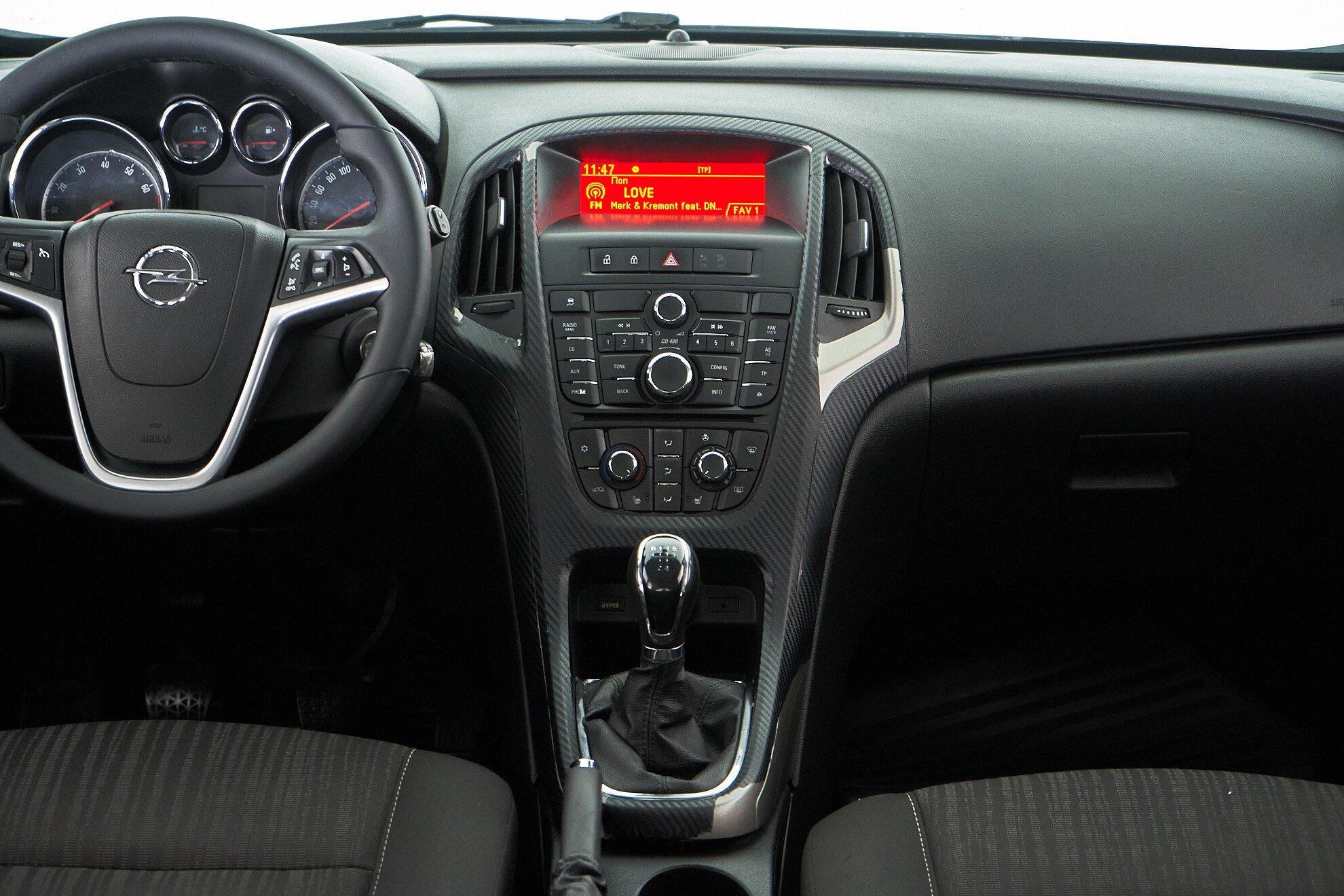 Opel Astra 2012, белый