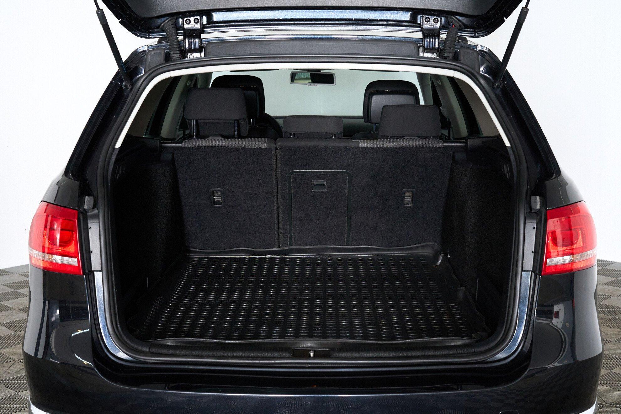 Volkswagen Passat 2011, черный