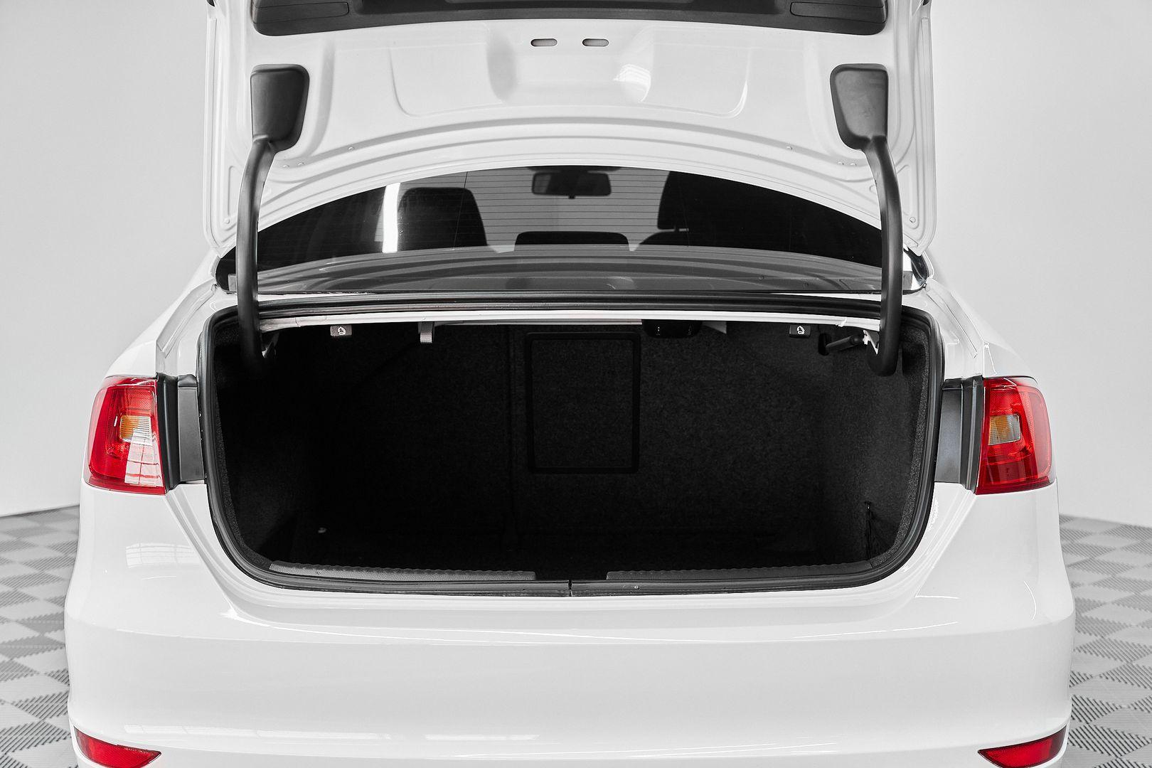 Volkswagen Jetta 2012, белый