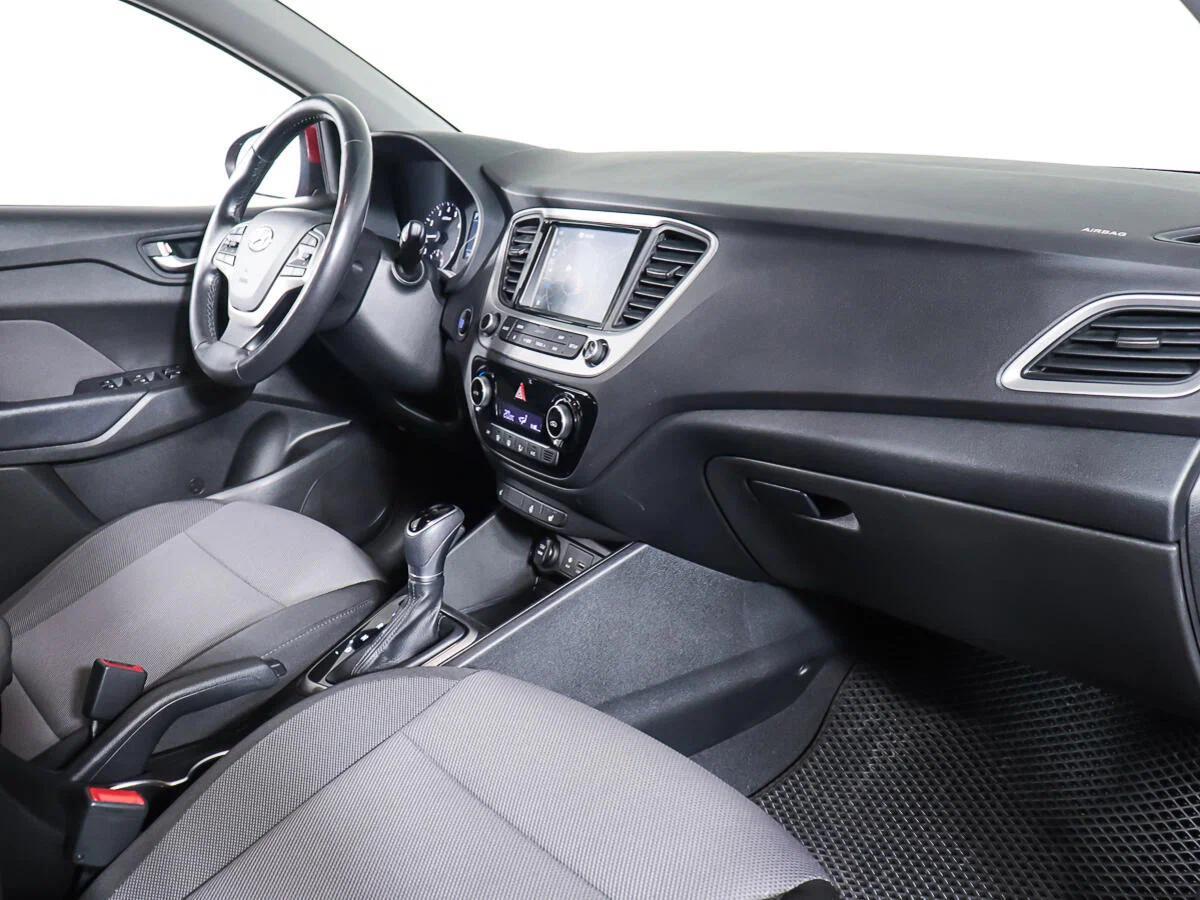 Hyundai Solaris 2018, красный