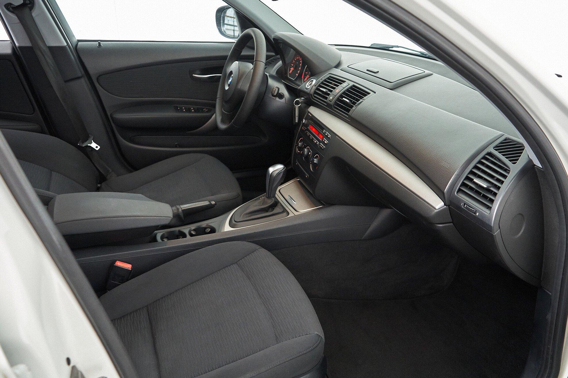 BMW 1 серии 2011, белый