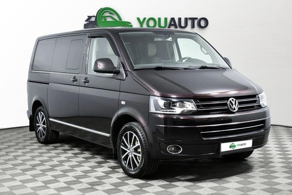 Volkswagen Multivan 2013, красный