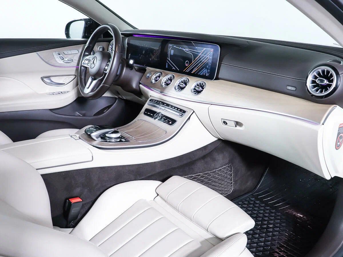 Mercedes-Benz E-Класс 2018, красный