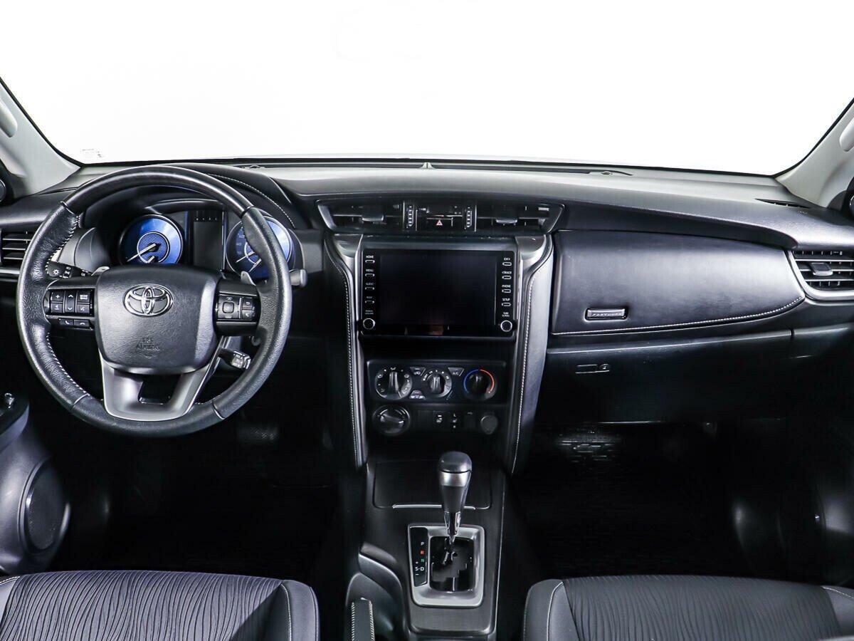Toyota Fortuner 2020, черный