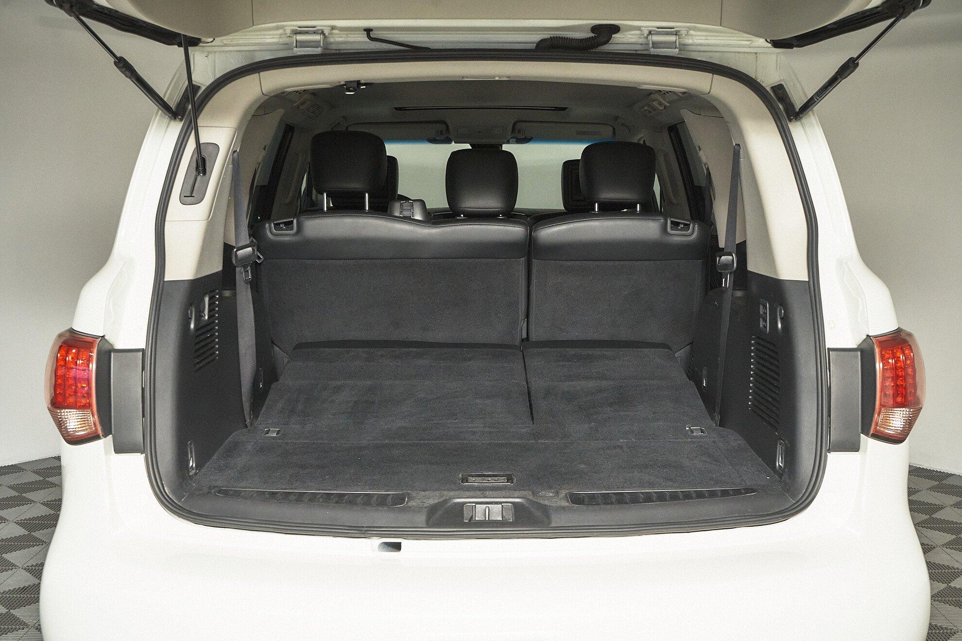 Infiniti QX56 2011, белый