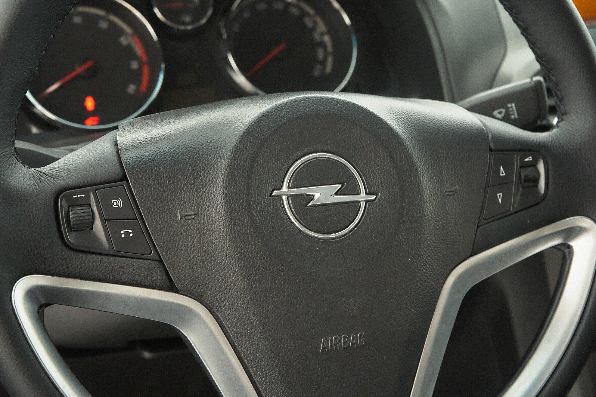 Opel Antara 2011, белый