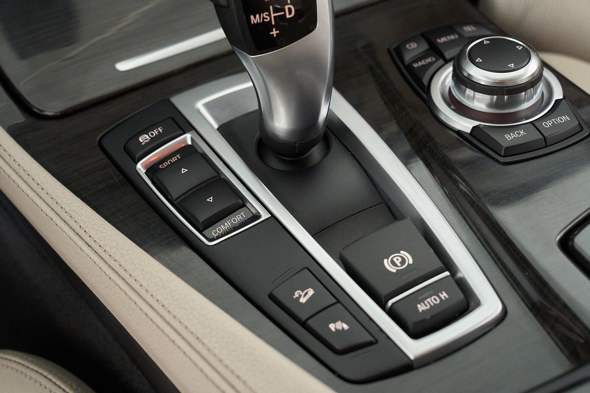 BMW 5 серии 2012, серый