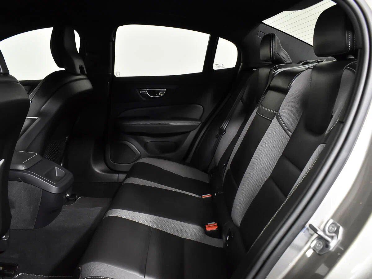 Volvo S60 2023, серый