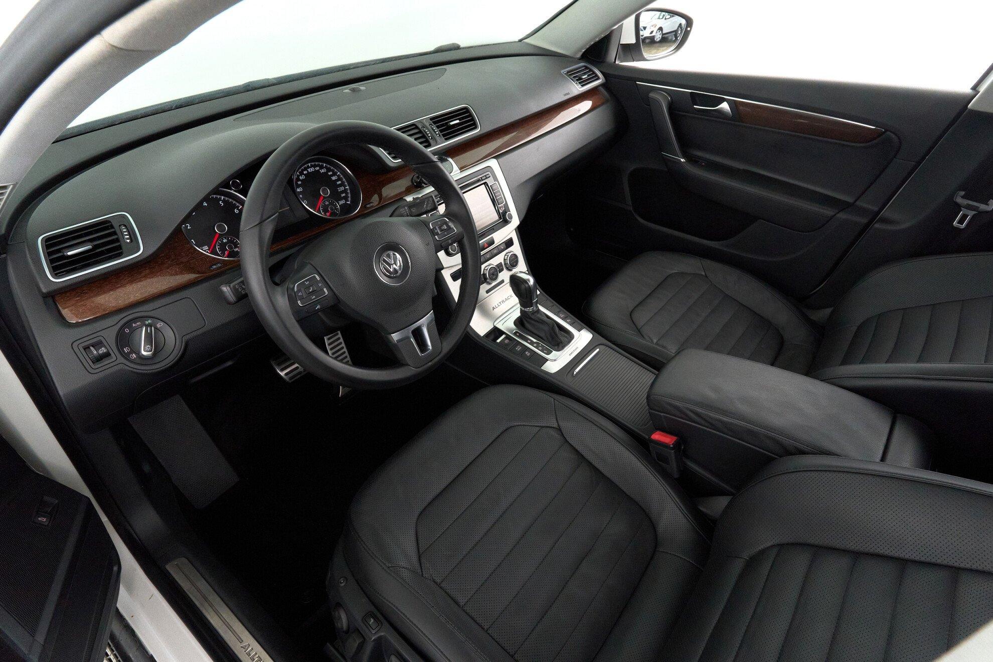 Volkswagen Passat 2013, белый