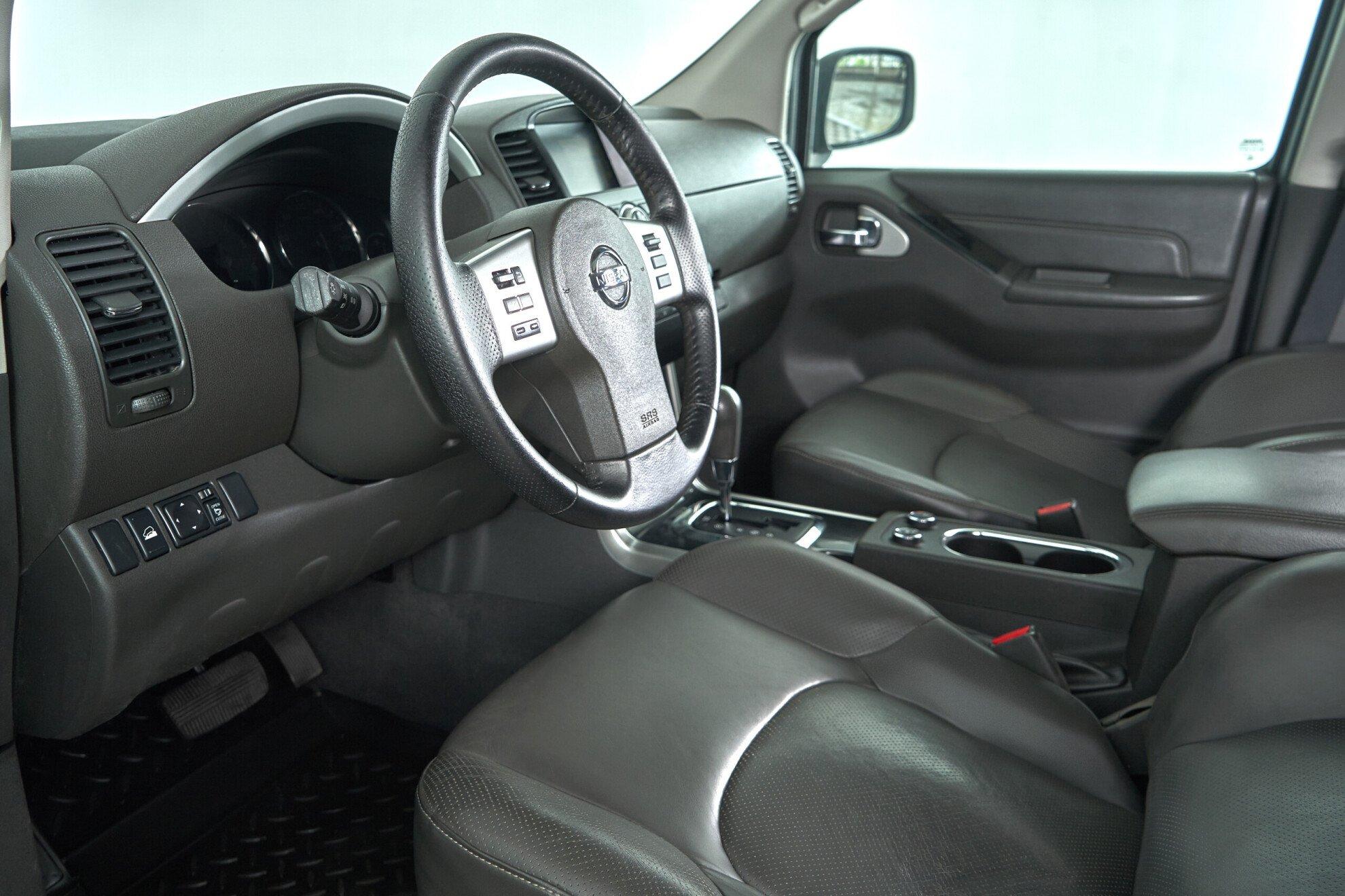 Nissan Pathfinder 2011, белый