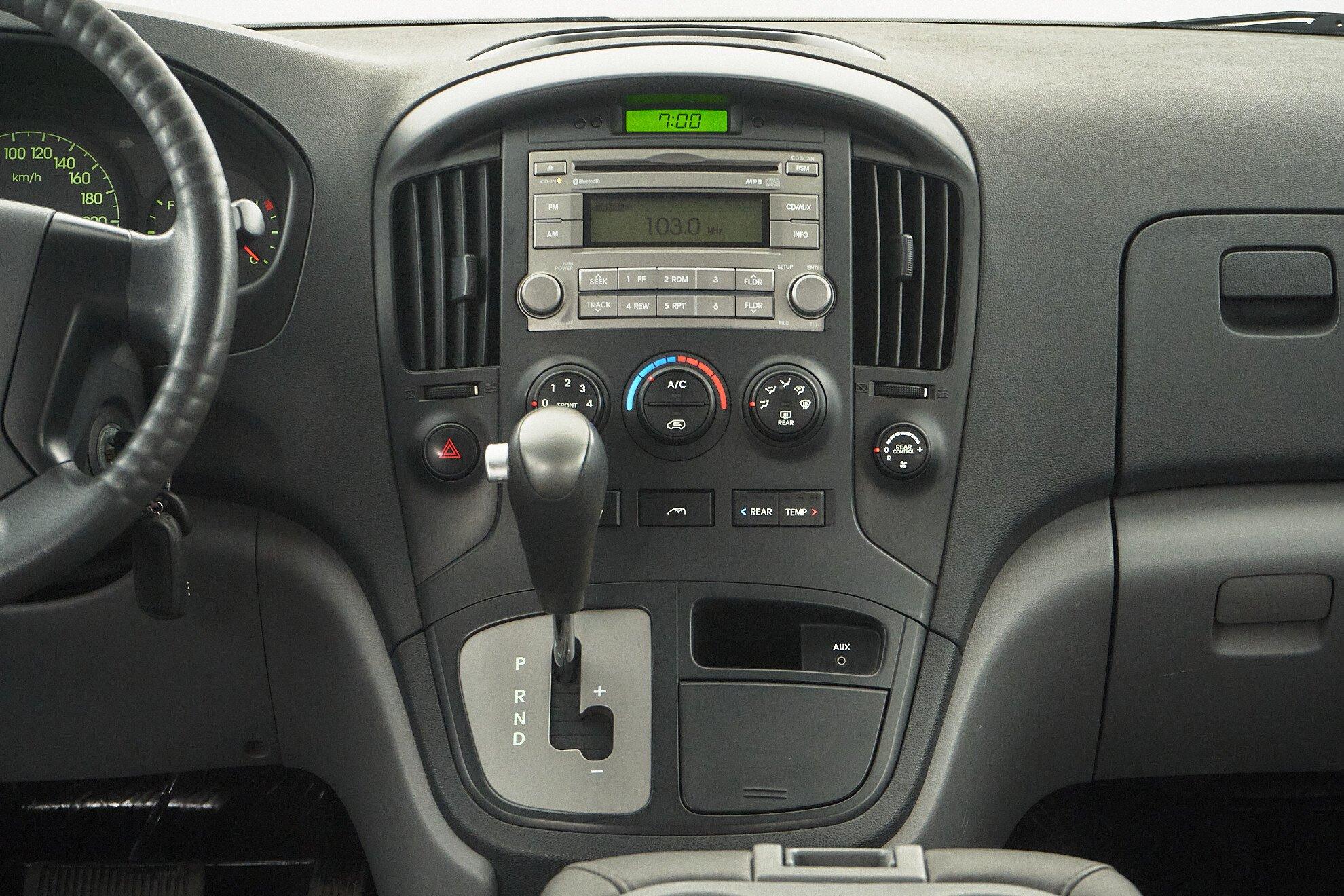 Hyundai Grand Starex 2010, серебряный