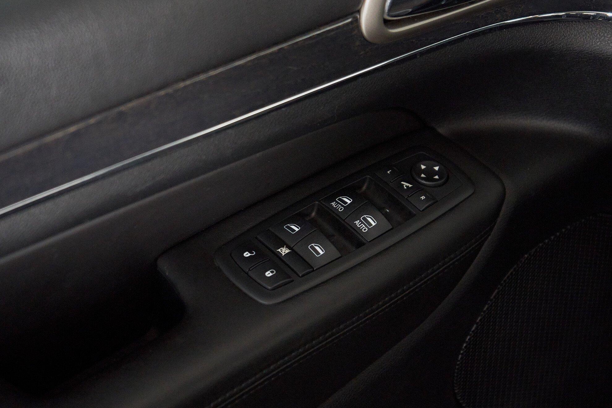 Jeep Grand Cherokee 2011, черный