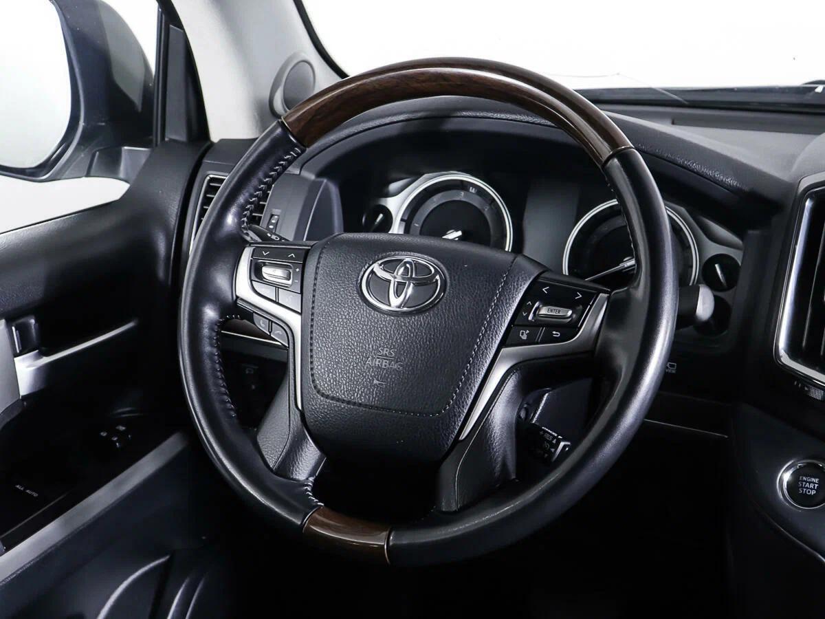 Toyota Land Cruiser 2019, белый