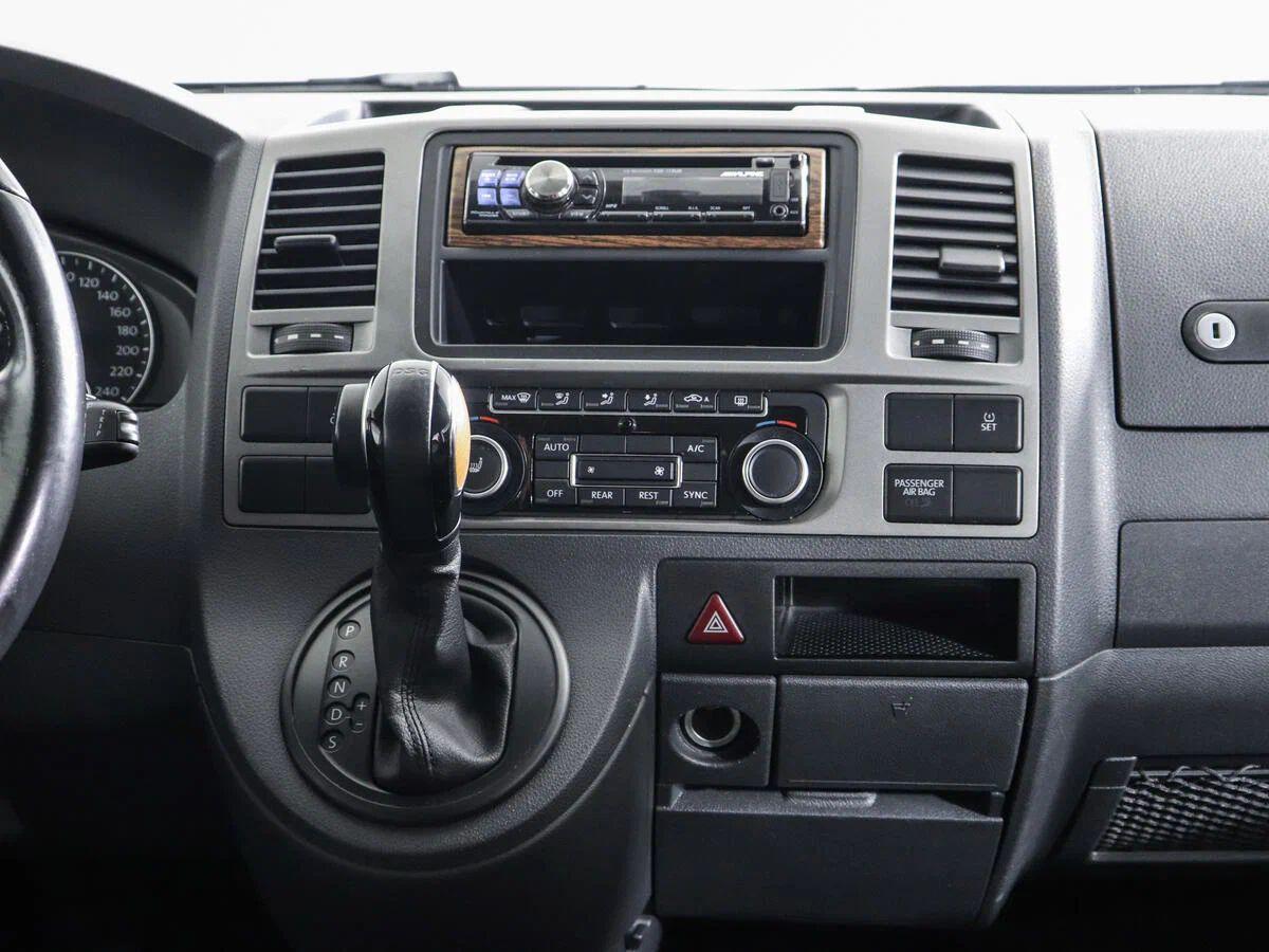 Volkswagen Multivan 2012, белый