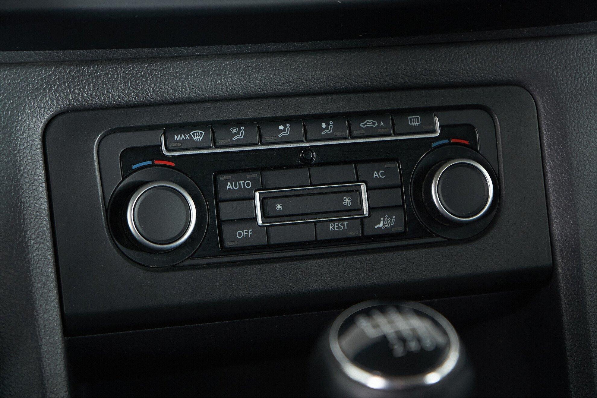 Volkswagen Amarok 2012, серый