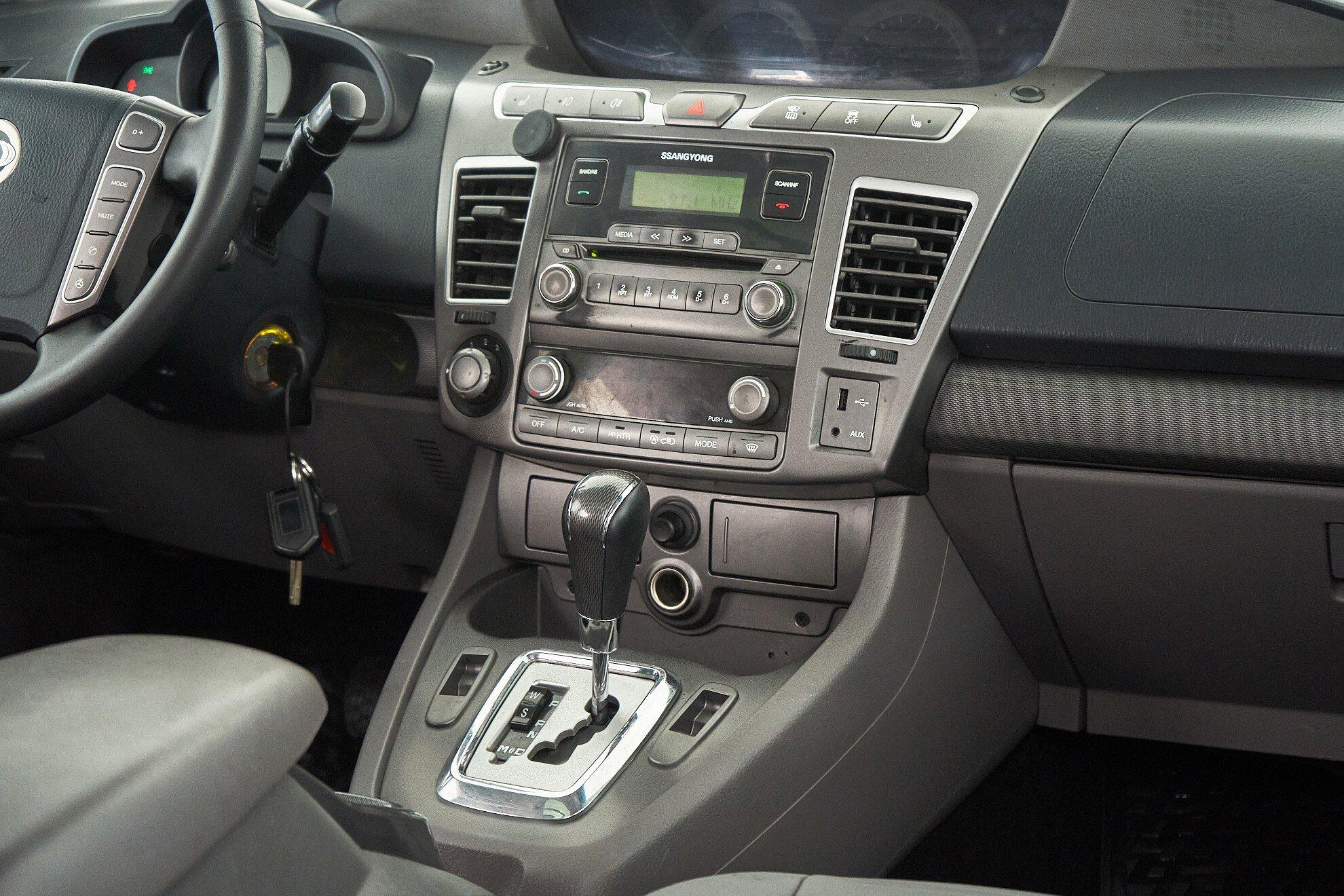 SsangYong Stavic 2014, белый