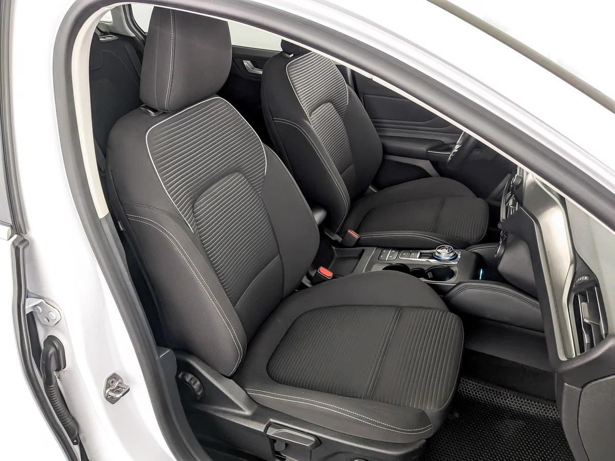 Ford Focus 2021, белый