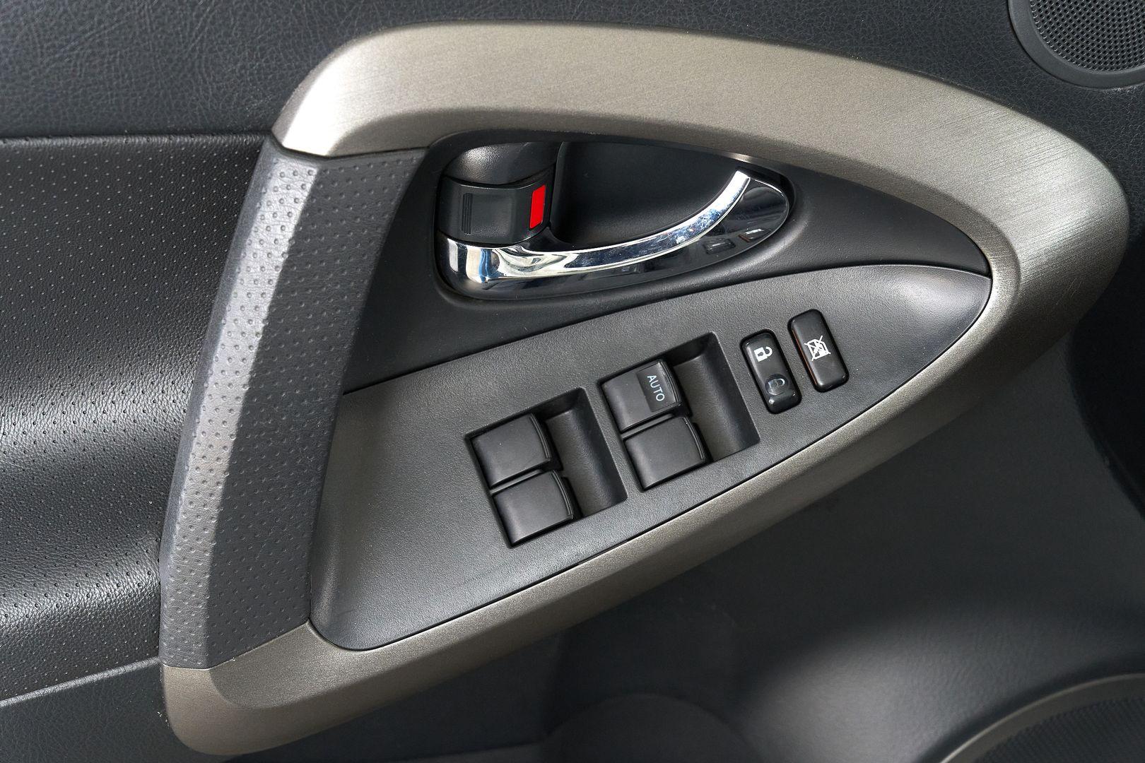 Toyota RAV4 2011, белый