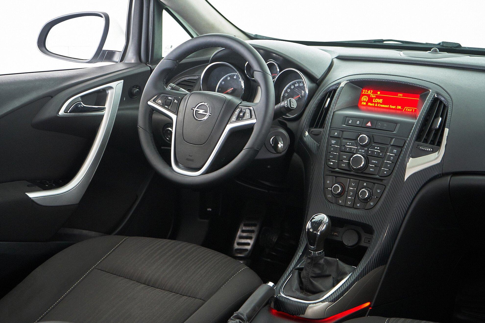 Opel Astra 2012, белый