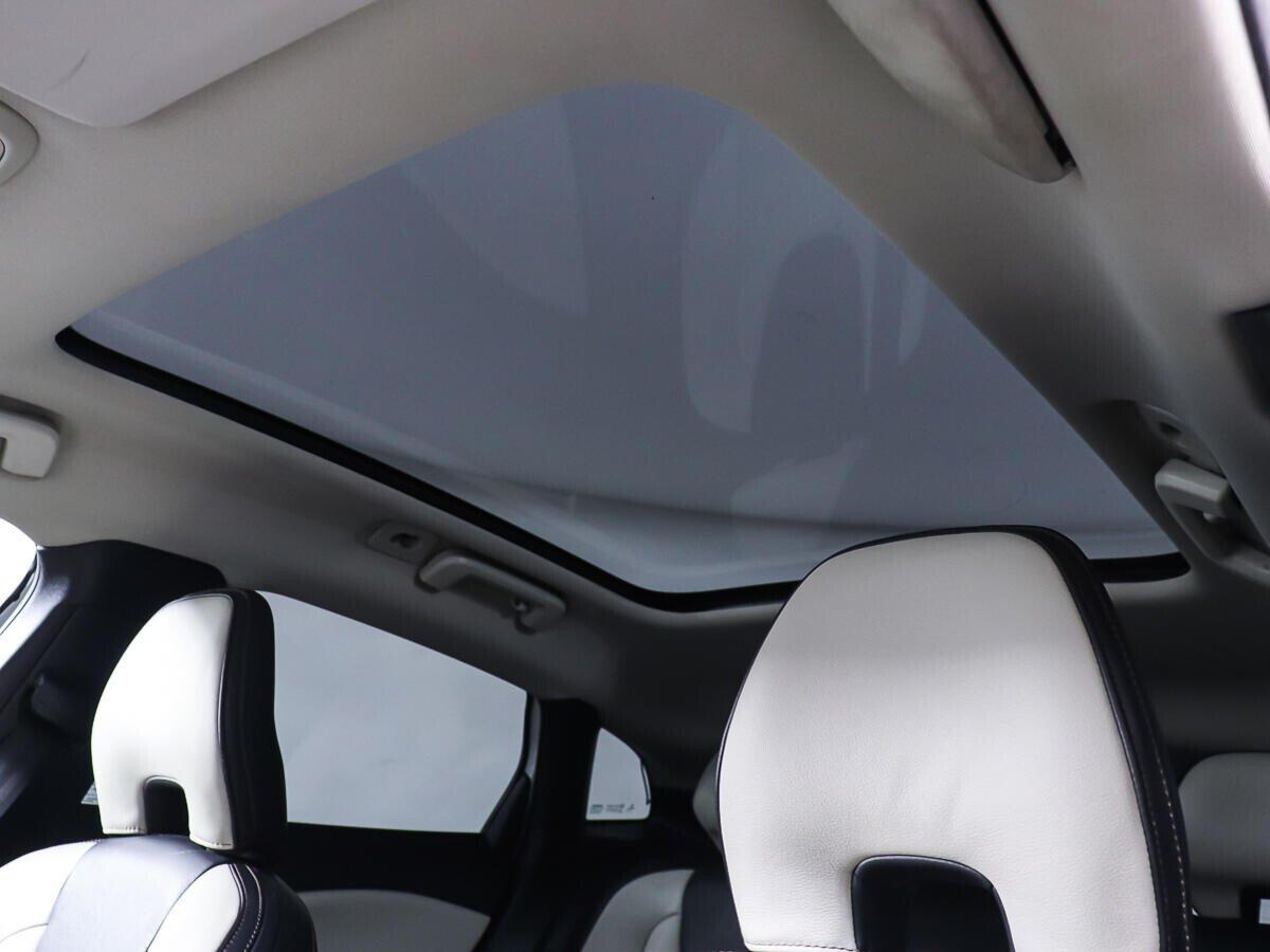 Volvo V40 Cross Country 2015, белый