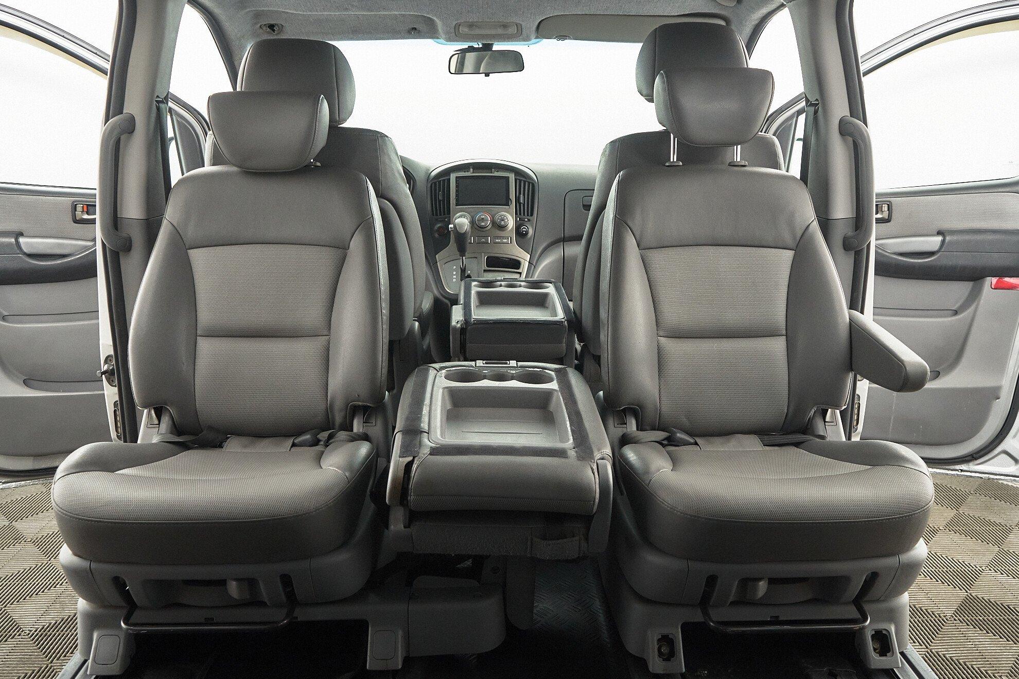 Hyundai Grand Starex 2013, серебряный